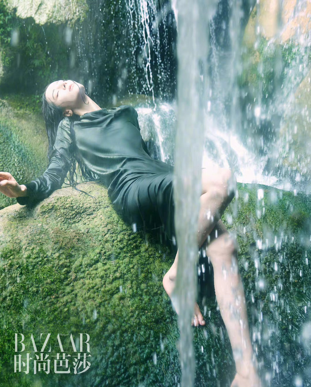 001NbstLgy1h5qy7qt1l0j60u011cn2a02.jpg 迪麗熱巴林間聽瀑芭莎大片/壹號(hào)娛樂