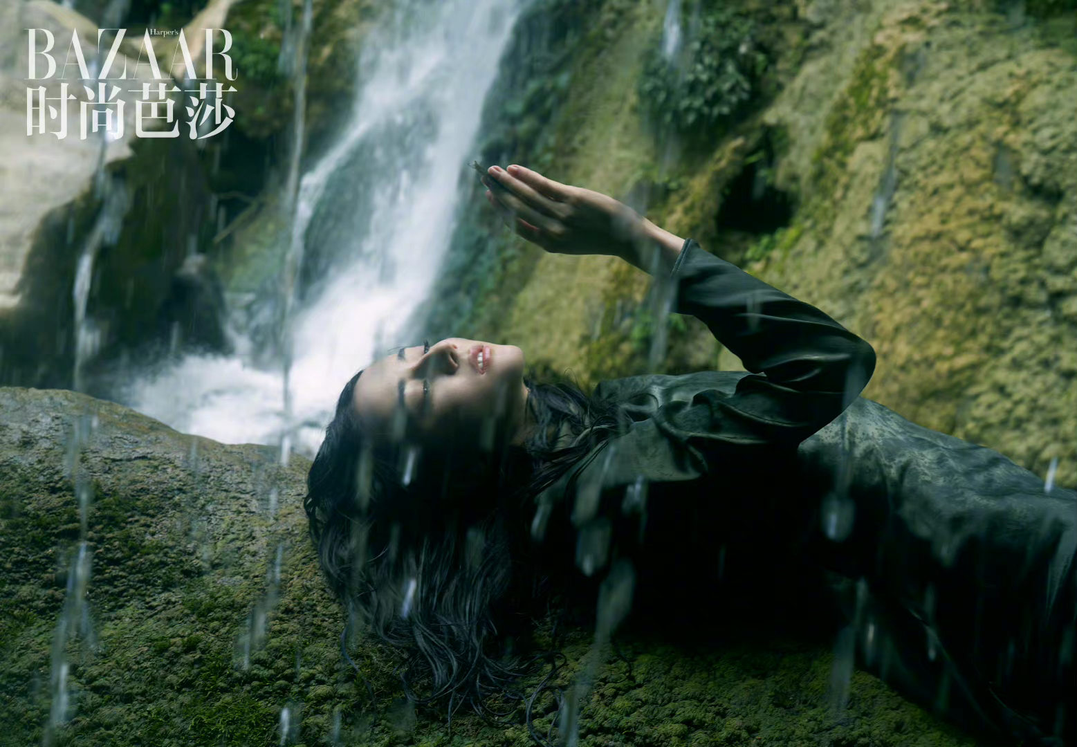 001NbstLgy1h5qy7rb3zpj61790u0whg02.jpg 迪麗熱巴林間聽瀑芭莎大片/壹號(hào)娛樂