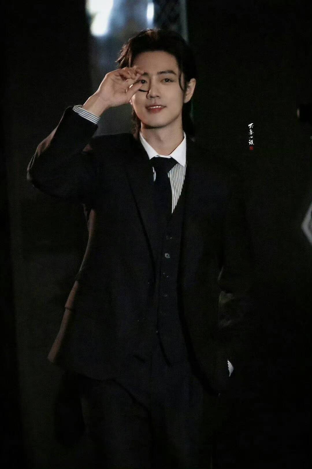 肖戰(zhàn)西裝狼尾亮相新加坡活動(dòng) /壹號(hào)娛樂